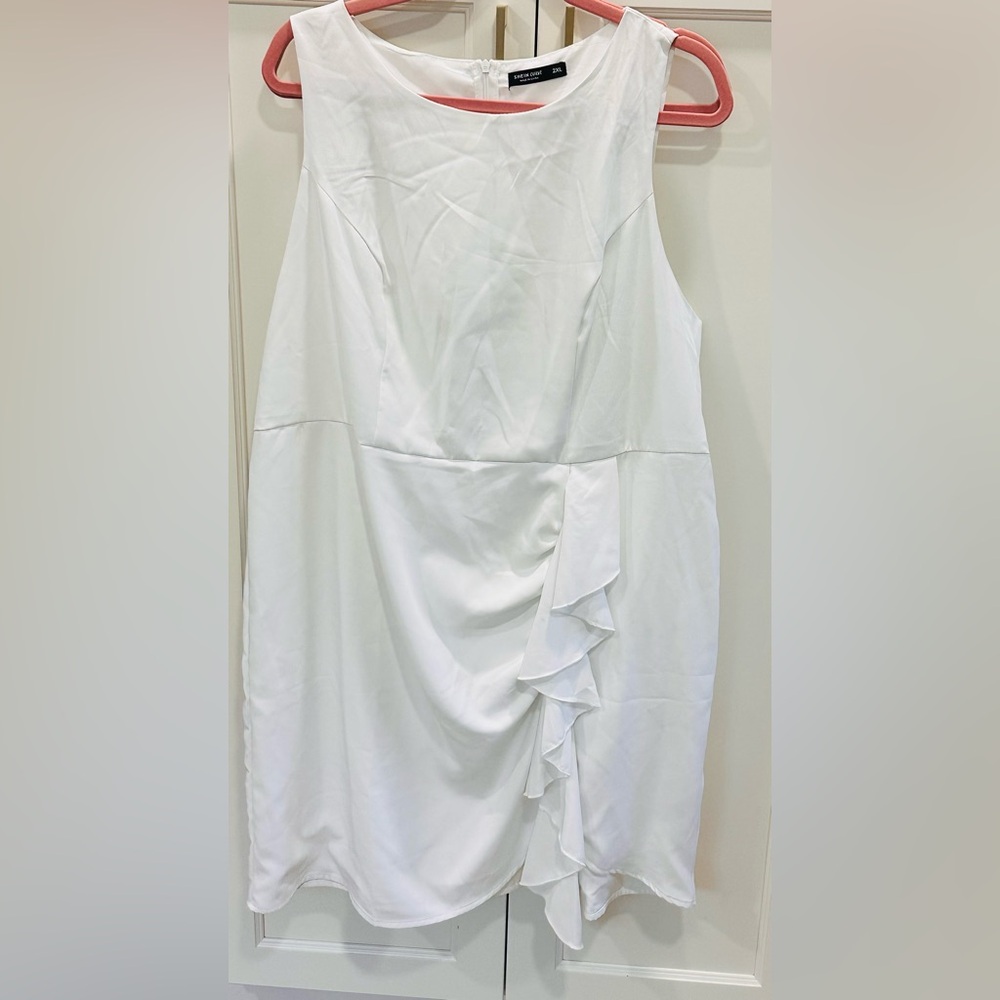 Elegant White Sleeveless Dress